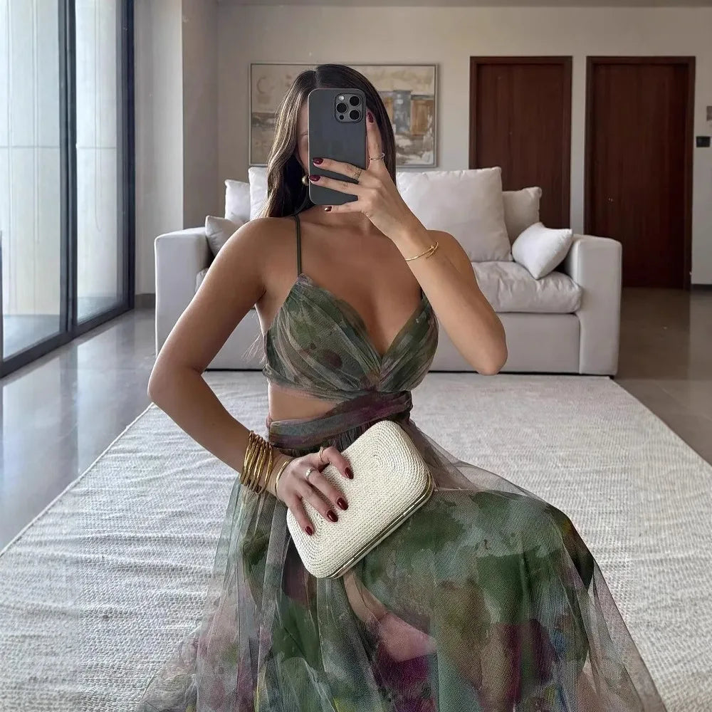 Elegant lang kjole med blomstertrykk