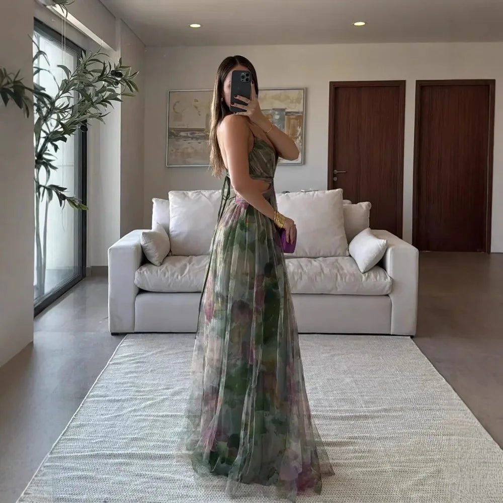 Elegant lang kjole med blomstertrykk